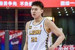 吳驍帶傷單手罰球，展現(xiàn)廣廈團隊信念