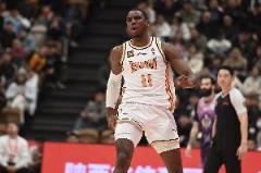 迪亞洛上半場(chǎng)高效輸出11分3板2斷 罰球5中3展現(xiàn)沖擊力