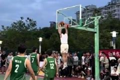 野球場上暴扣滑翔！矣進(jìn)宏曬視頻：氛圍太棒，珍惜當(dāng)下