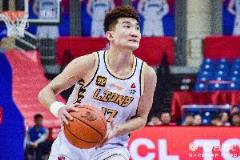 孫銘徽半場表現(xiàn)亮眼 半場9中3&三分5中2貢獻10分2板7助