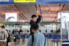 楊瀚森社交媒體發(fā)布檢票登機(jī)照 率先開啟NBA追夢(mèng)之旅