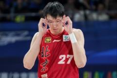 周琦專注練習(xí)罰球 北京隊(duì)訓(xùn)練氛圍輕松交流頻繁