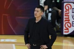 楊鳴呼吁CBA允許挑戰(zhàn)犯規(guī)，尤其在比賽最后兩分鐘