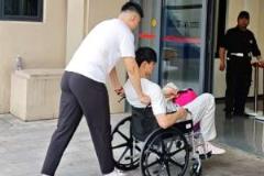 心系球隊(duì)?曾凡博輪椅入場(chǎng)觀戰(zhàn)總決賽G3 腰部重傷賽季報(bào)銷(xiāo)