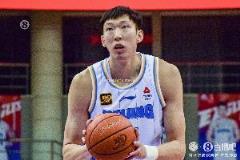 周琦半場(chǎng)3中1拿4分6板 罰球2中2 隊(duì)內(nèi)最低溫-18度