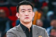 王博在更衣室提醒隊(duì)員注意身體，暫不慶祝