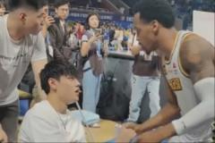 暖心瞬間！曾凡博離場(chǎng)時(shí)，對(duì)手布朗、奈特、朱俊龍紛紛跑來安慰他