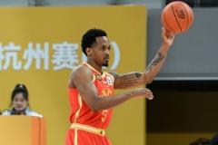 半場神勇！小巴里-布朗9投6中三分4中2砍下17分3助攻正負(fù)值+14