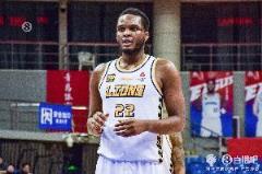 卡爾頓半場(chǎng)高效表現(xiàn)：9中4砍9分9板3助正負(fù)值+19