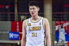 帶隊反超比分！胡金秋首節(jié)0出手次節(jié)6中4 半場10分4板