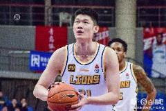 胡金秋13中9高效空砍27分14籃板關(guān)鍵打板三分追平