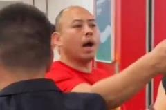 紅衣光頭男子因掌摑首鋼工作人員和襲擊女記者被拘留8天