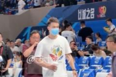 趙繼偉現(xiàn)場觀戰(zhàn)遼籃總決賽G6，4屆冠軍&兩屆FMVP加持