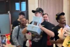 載譽歸來！廣廈今日返杭 趙嘉仁與球隊會合并舉起至尊鼎