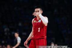 林書豪在CBA總決賽期間指導(dǎo)陳盈駿增強(qiáng)自信心