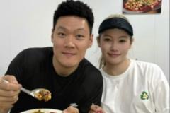 張寧妻子：結(jié)婚兩年紀(jì)念日，行囊羞澀亦無(wú)悔，難得夫妻是少年