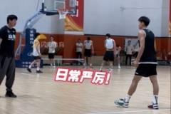 邱彪訓(xùn)練時壓迫感十足，結(jié)束卻幽默打趣