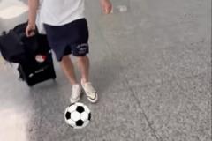 周琦隨隊(duì)赴貴港曬踢球視頻，給孫銘徽來個(gè)足球互動(dòng)