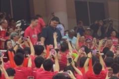 姚明、莫布里與朱俊龍現(xiàn)場(chǎng)觀看上交VS太理8強(qiáng)戰(zhàn)