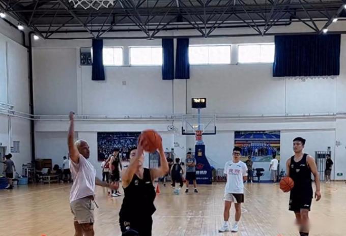 探營(yíng)廣東二沙集訓(xùn)基地，胡明軒徐杰杜潤(rùn)旺亮相談?dòng)?xùn)練重點(diǎn)