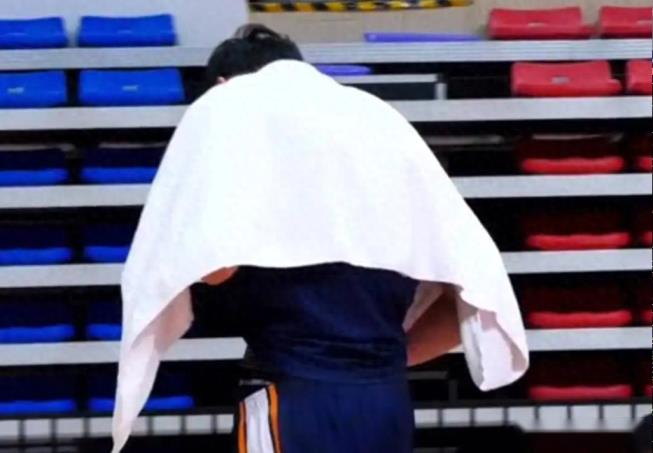 四川全運橫掃新疆！周琦胡金秋狂砍48分，孫銘徽關(guān)鍵作用，新疆四人高效得分