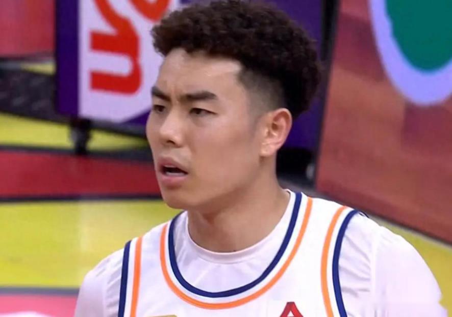 上海休賽季動(dòng)作多！李添榮赴美特訓(xùn)，盧偉考察外援，李弘權(quán)傷情引關(guān)注