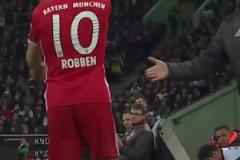 懷念那支拜仁！羅本被換下場感到氣憤，替補席上笑聲不停！