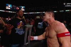 在WWE也能助攻約翰-塞納順走哈利拐杖，痛擊對(duì)手拐都打彎