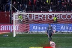 我倆什么場(chǎng)面沒(méi)見(jiàn)過(guò)？沖突亂成一鍋粥，拉莫斯克羅斯場(chǎng)邊喝水！