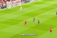 真值了！埃基蒂克禁區(qū)內(nèi)踩單車晃過(guò)球員，一腳助攻薩拉赫！