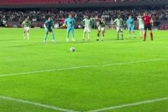 內(nèi)馬爾越來越胖了??！這高舉角旗桿看著像肚腩都出來了