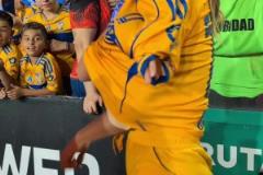 女足當場脫下衣服送給小球迷，多么可愛的舉動~這就是我愛她原因