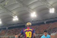 甲亢哥一臉震驚在美女胸前簽名，美女還時不時摸摸他的腦袋