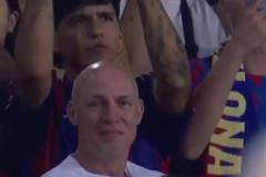 佩德里下場(chǎng)的時(shí)候，把隊(duì)長(zhǎng)袖標(biāo)交給了加維，隨后二人深情擁抱