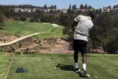 詹姆斯打高爾夫被朋友夸贊！回應(yīng)道：我就隨便打打