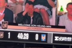 球場(chǎng)宣洛杉磯FC主場(chǎng)大屏幕寫著:歡迎孫興慜！洛杉磯FC前鋒