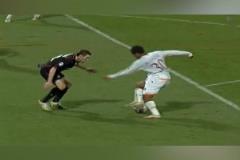 太殘暴了！小曼奇尼地獄式踩單車過人爆射破門！