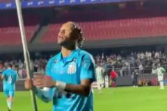 這里是我的地盤！現(xiàn)場(chǎng)直拍內(nèi)馬爾高舉角旗桿！