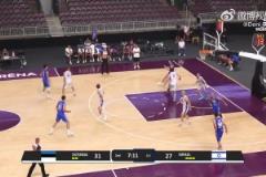 杰倫-格林與朱贊單挑，被朱贊強(qiáng)行碾至籃下得分