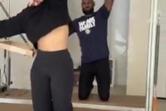 動作都很標(biāo)準(zhǔn)哈！詹姆斯在家中跟著妻子一起練普拉提~