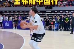 里夫斯中國行隨手連中6記三分 這就是NBA球員的實(shí)力嗎