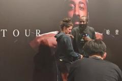 這樣的登哥誰(shuí)不愛(ài)！哈登中國(guó)行不忘給快船女助教唱生日快樂(lè)歌??