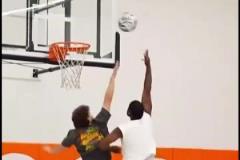 技術(shù)不會倒退！韋德單挑網(wǎng)紅展現(xiàn)精湛背身技術(shù)！