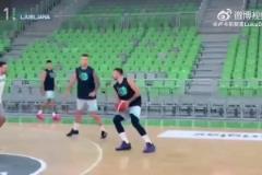 東契奇在斯洛文尼亞隊內(nèi)訓(xùn)練，身材看著似乎修長了很多