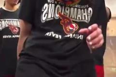 少兒不宜？名場面：克拉克直播慶祝，被隊友從身后“頂”了一下！