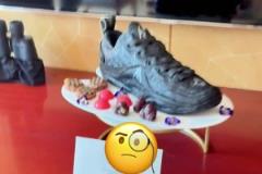 里夫斯中國行，收到粉絲送的巧克力球鞋！