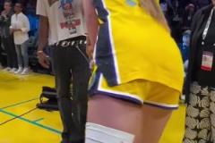 杰倫-格林帶著女友觀看火花隊(duì)比賽 并和庫(kù)里妹妹布林克擁抱~