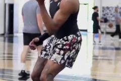 簽了大合同也不松懈！杰倫威右手手術(shù)后練習(xí)左手投籃