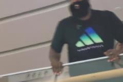 哈登面對(duì)熱情的中國(guó)球迷狂送飛吻，還差點(diǎn)從二樓跳下來(lái)了