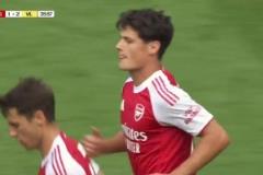 槍手扳回一城！馬丁內(nèi)利角球助攻，諾爾高無(wú)人盯防頭球破門！